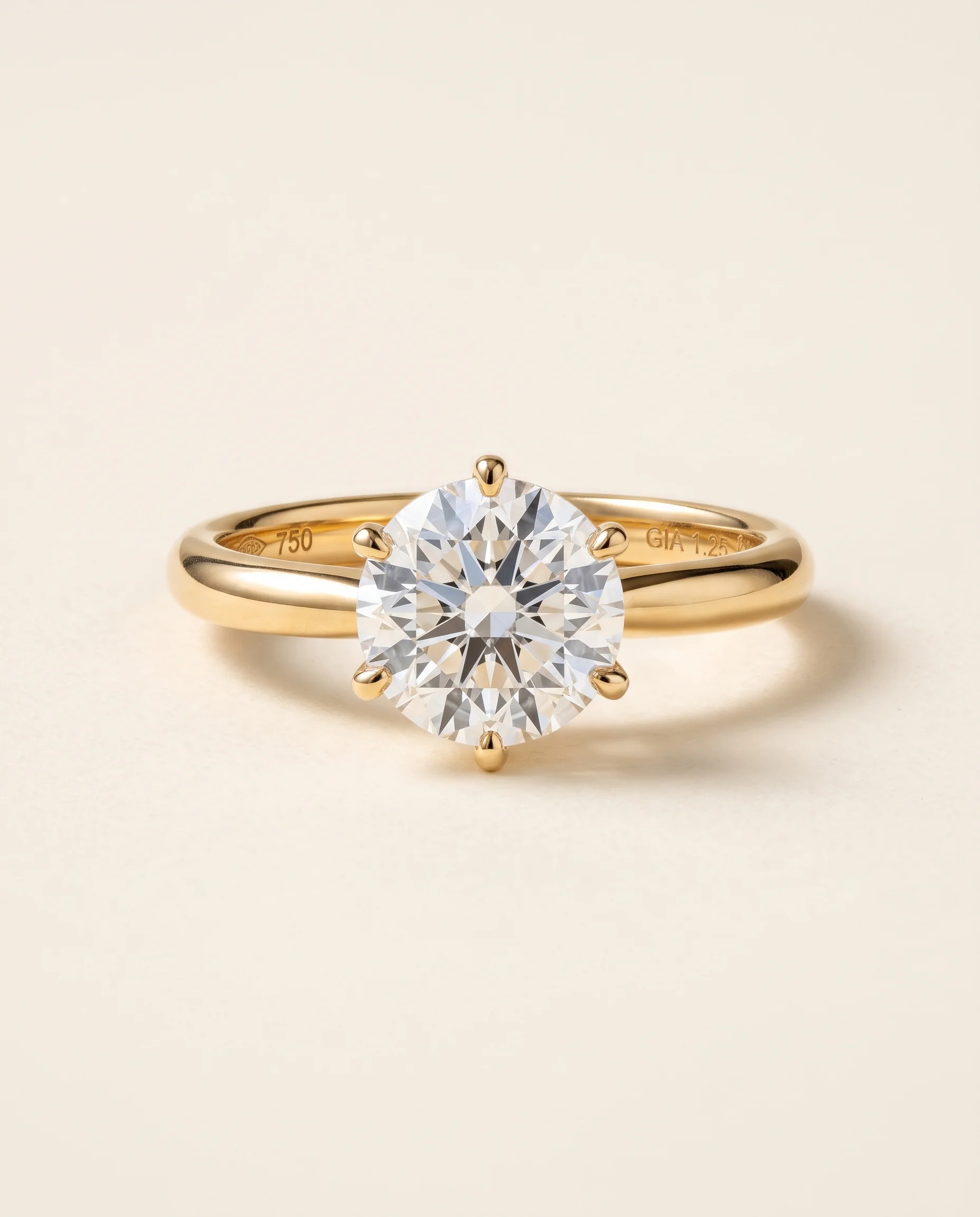 Anel solitário de ouro com diamante sobre fundo marfim